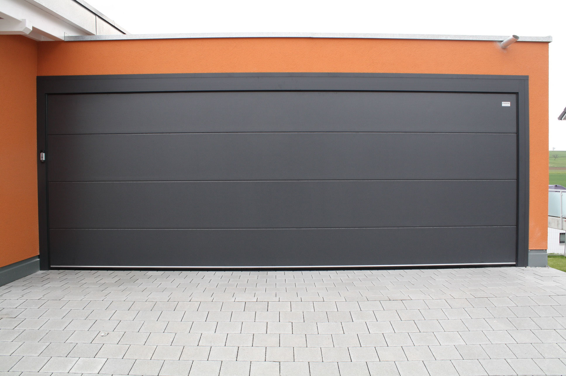 Facade flush - between the soffit - iron mica